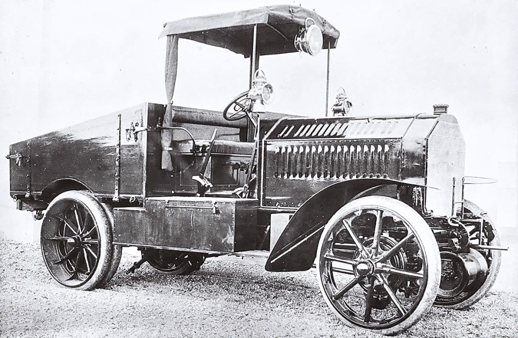 Полноприводный тягач Austro-Daimler M.08 с двигателем мощностью 80 л.с. – дальнейшее развитие ранних конструкций..jpg