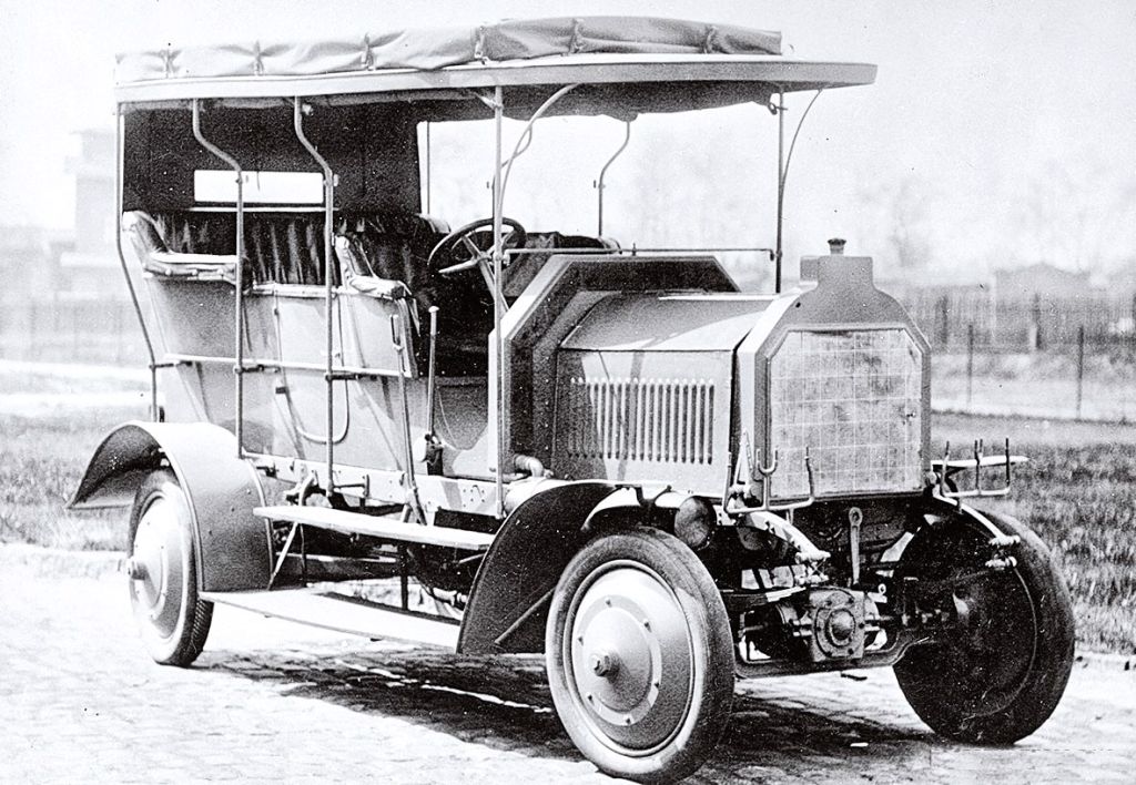 Первый пассажирский внедорожник – 35-сильный Daimler-Marienfelde Kolonialwagen испытывали в Юго-Западной Африке..jpg
