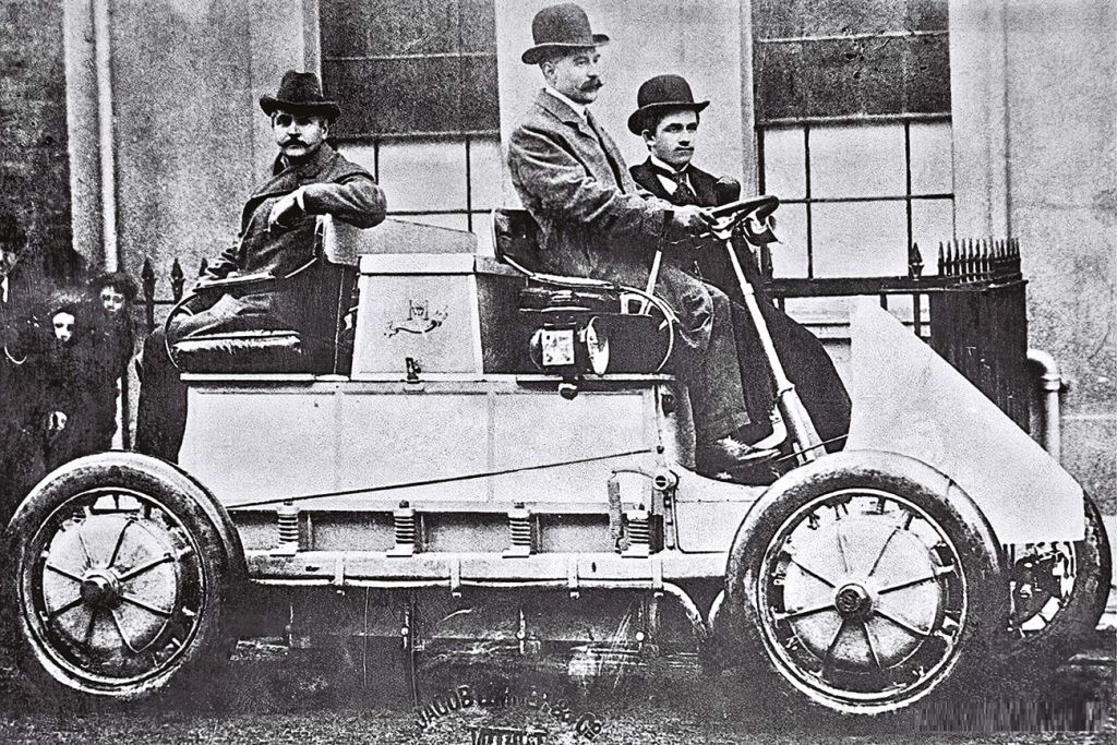 Выпущенный австрийской фирмой K.u.K Hof-Wagenfabrik Jacob Lohner & Co. в 1900 г. электромобиль системы Lohner-Porsche приводился в движение четырьмя сепаратными встроенными в колёса электромоторами..jpg